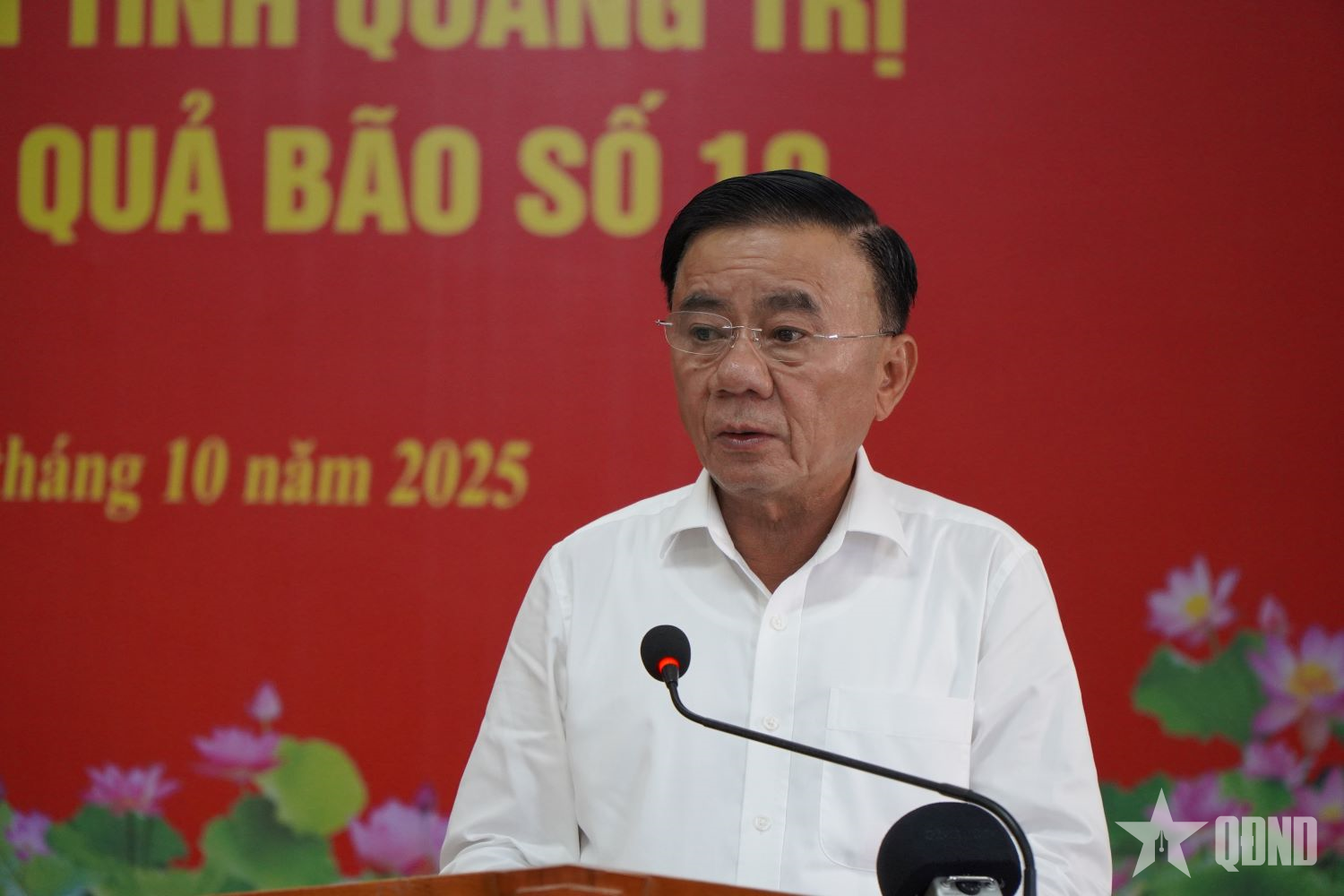 Thường trực Ban Bí thư Trần Cẩm Tú trao hỗ trợ của lãnh đạo Đảng, Nhà nước giúp tỉnh Quảng Trị khắc phục hậu quả bão số 10

